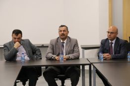 تسليم حقائب الكترونية لعدد من المدارس